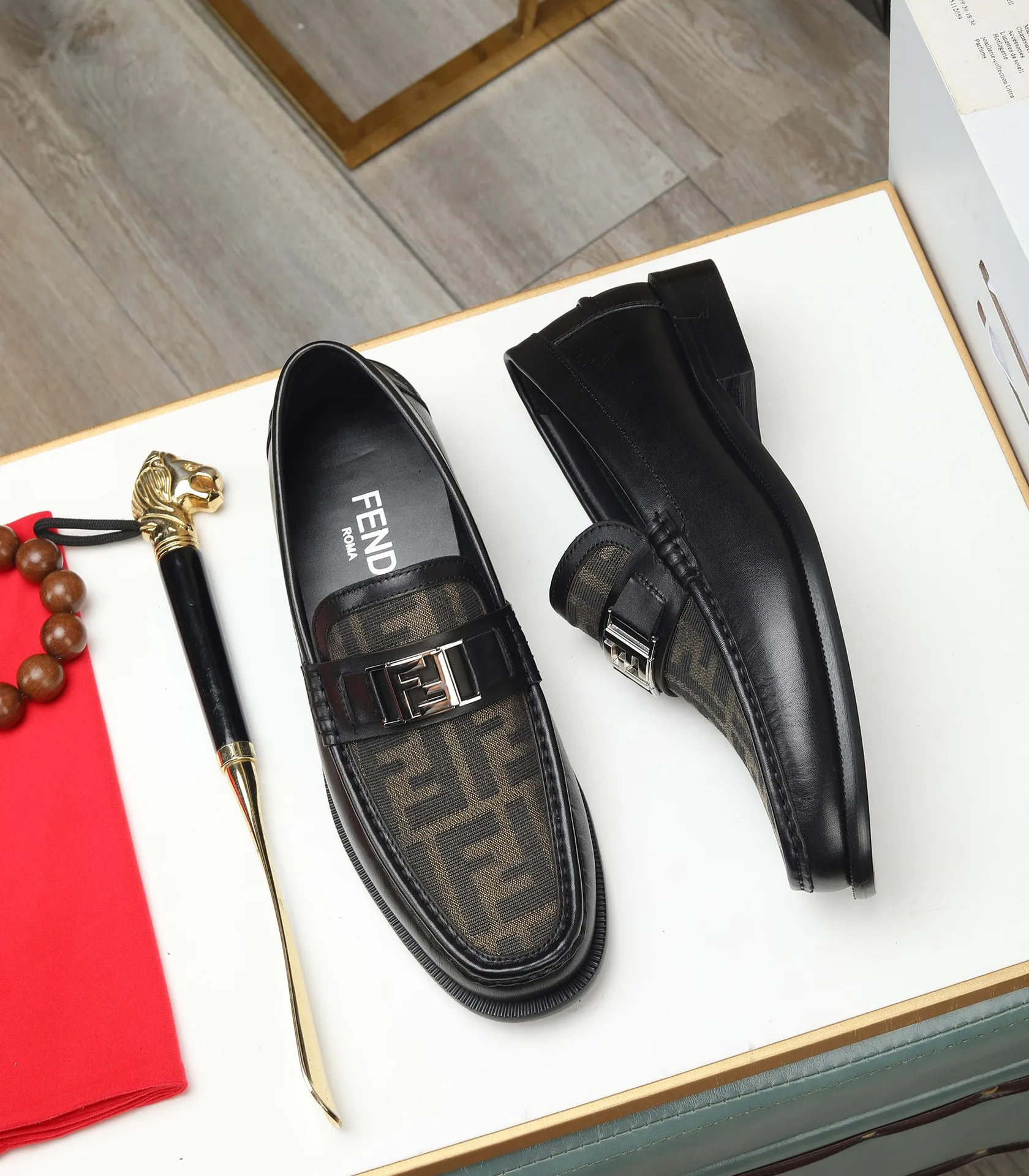 Men's shoes 💰580 (high-end, full cowhide) FENDI Fendi high-end formal leather shoes, original Italian imported cowhide surface + cowhide lining, original hardware, I believe you will be impressed from the first time you see it. The avant-garde atmosphere can no longer fully interpret its elegance. AAA grade rubber outsole, super comfortable. Original counter last, ensuring its original version and quality. The simple upper ensures its comfort and breathability. A pair of truly good shoes has its own unique soul, famous quality, regular size 38-44 (45 46 customized)